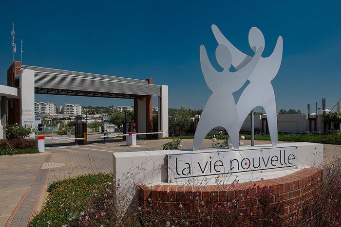 Broadacres Townhouse For Sale: 2 beds, gardens, pool, 24-hour security, care facilities.