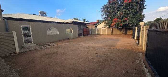 House for Sale in Polokwane Central: 4 beds, flats, pool, borehole, redevelopment potential.