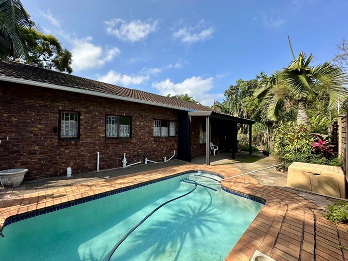 Veld En Vlei House For Sale: 2 beds, pool, garage, garden, and security.