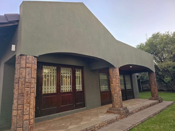 For Sale: House in Secunda Central with 3 bedrooms, study, braai area, and garden.