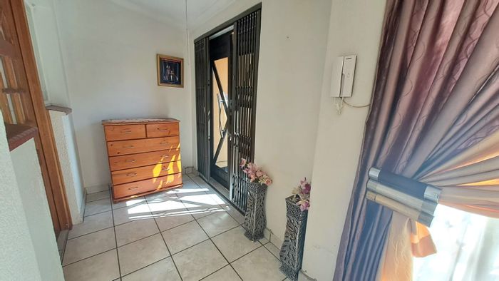 Flat to Rent in Arcon Park: Gas stove, pre-paid electricity, secure parking, communal pool.