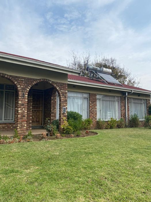 For Sale: House in Vanderbijlpark Sw 2 with 3 beds, flatlet, and ample parking.