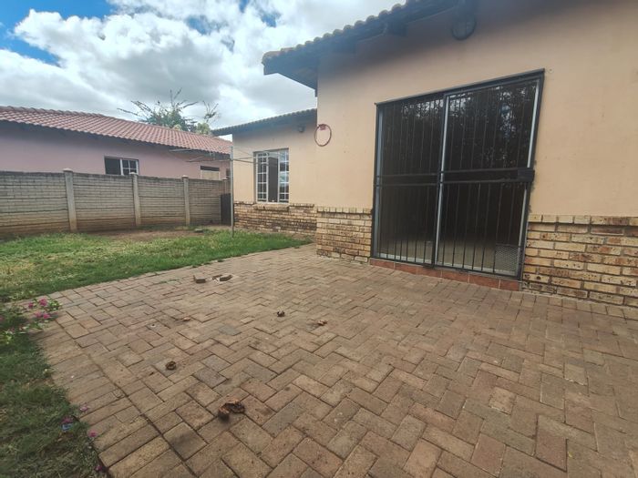 House for Sale in Waterval East: 3 bedrooms, spacious kitchen, secure garage, backyard.