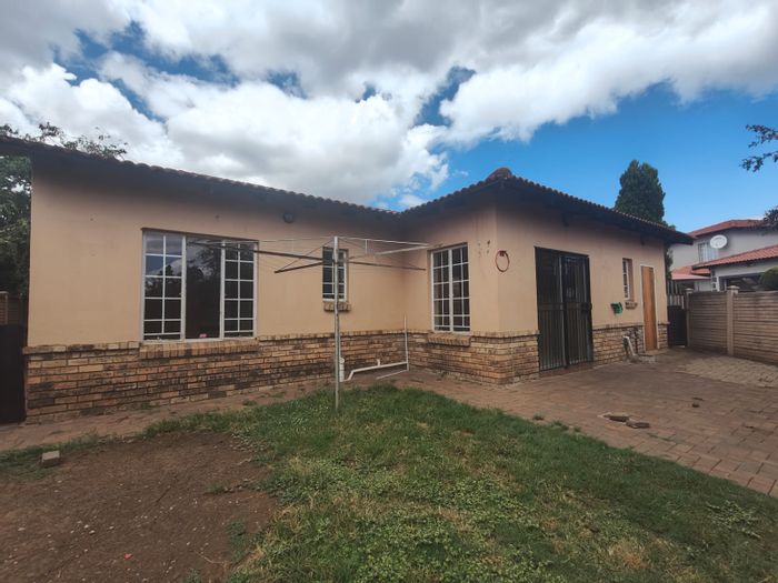 Waterval East House For Sale: 3 Bedrooms, spacious living, secure garage, private backyard.