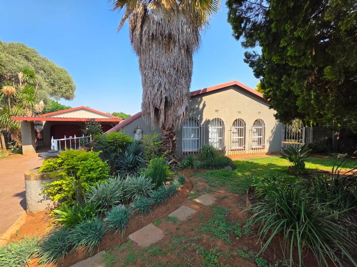 House For Sale in Risiville: 3 beds, pool, lapa, study, guest flat.