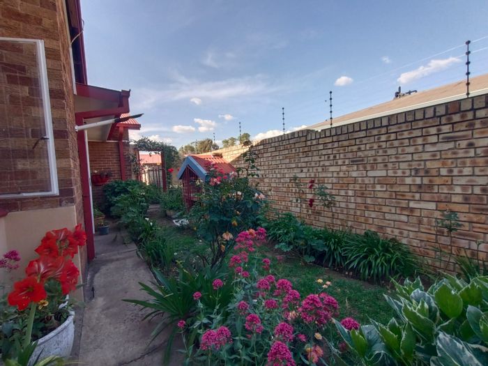 For Sale: House in Vanderbijlpark SE 1 with garden, indoor braai, and security.