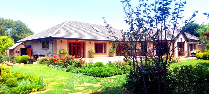 Rynfield House For Sale: Pool, flatlet, gardens, and ample entertainment space.