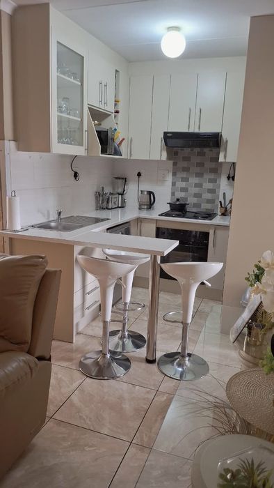 For Sale: 2-bedroom apartment in Commercia with open-plan kitchen and covered parking.