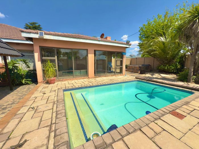 For Sale: Spacious Brenthurst house with 4 bedrooms, flatlet, and entertainment area.