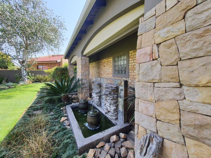 For Sale: House in Vanderbijlpark SE 4 with pool, gym, and security features.