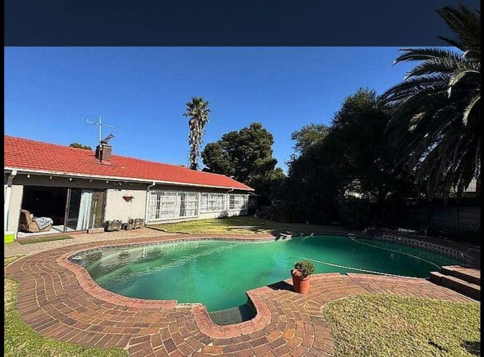 For Sale: House in Freeway Park with pool, bar, and entertainment room.