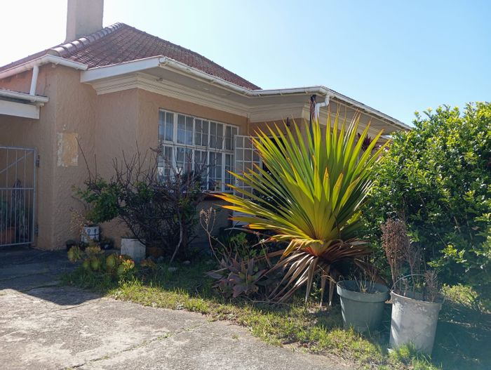 Versatile Mount Croix house for sale: 4 bedrooms, flatlet, large backyard, prime location.