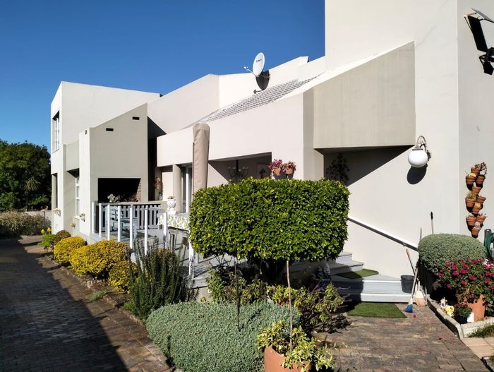 For Sale: House in Hartenbos Central with flatlet, garden, and close amenities.