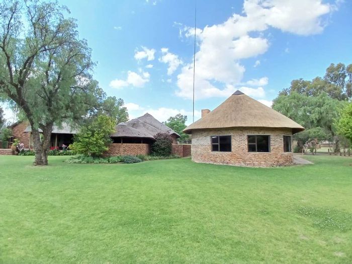 Vaalview House To Rent: River access, communal pool, tennis courts, indoor braai.