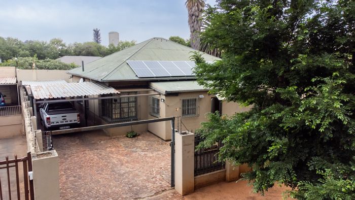 Boksburg South House For Sale: 3 Bedrooms, Flatlet, Splash Pool, Solar System.