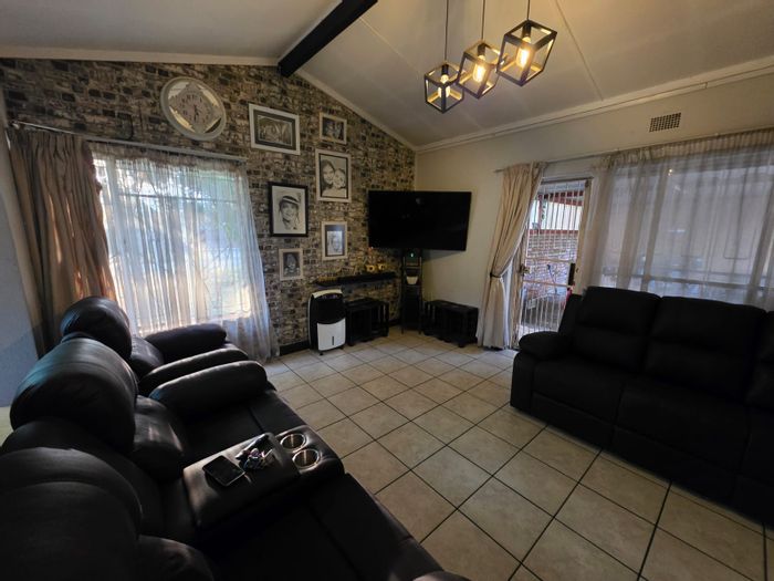 For Sale: House in Vanderbijlpark CE 2 with 3 beds, study, patio.