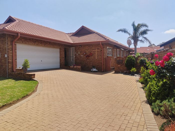 For Sale: House in Sunair Park with pool, garage, and spacious entertainment area.