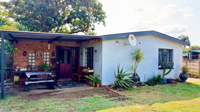 For Sale: House in Jan Niemand Park with 4 bedrooms, garden, and parking for 5.