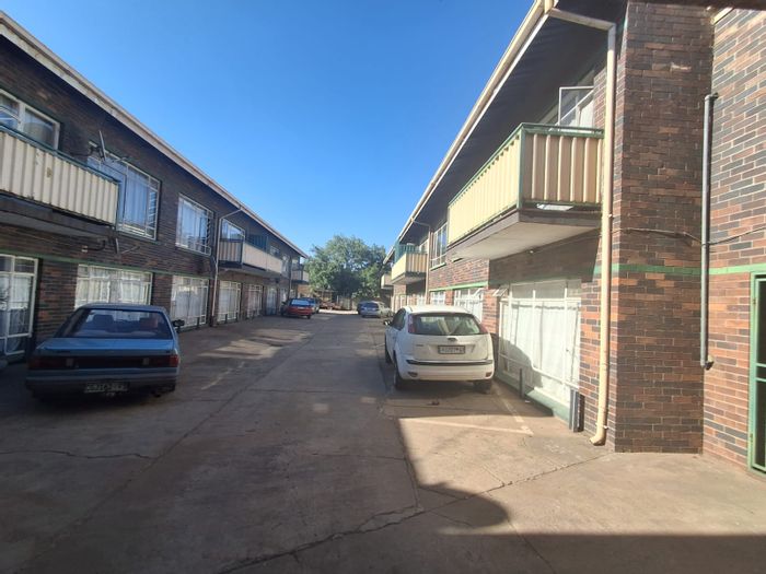 Flat for Sale in Vereeniging Central: 2 Bedrooms, Lounge, Kitchen, Close to Amenities.