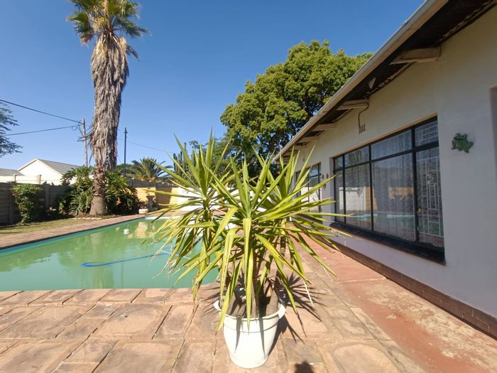 For Sale: House in Vanderbijlpark Sw 1 with pool, garage, and entertainment area.