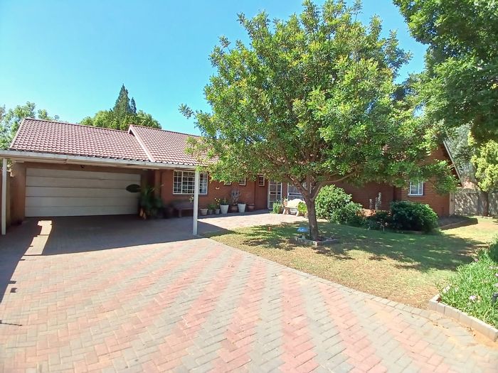 For Sale: Spacious 4-bedroom house with pool, double garages in Vaalpark.