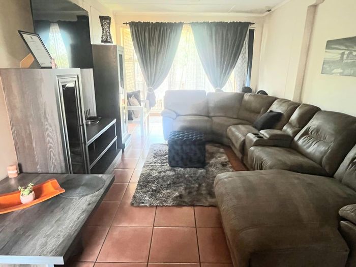 For Sale: 3-Bedroom Flat in Vanderbijlpark Sw 1, Open Plan Living, Secured Complex.