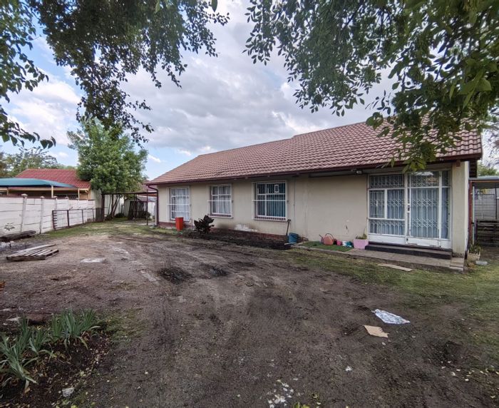 3-Bedroom House To Rent in Secunda Central with parking, near amenities.