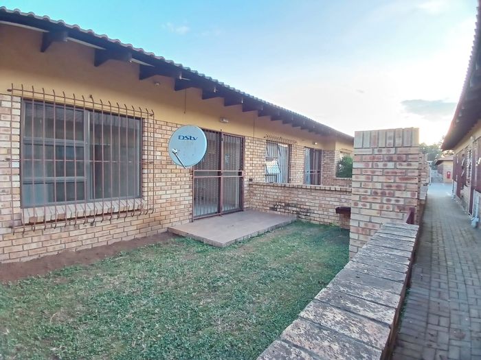Vaalpark Townhouse For Sale: Open plan living, private garden, carport included.