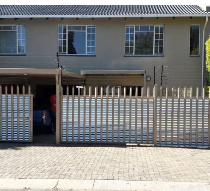 Townhouse To Rent in Cosmosrand: 3 beds, pet-friendly yard, uncapped Wi-Fi included.