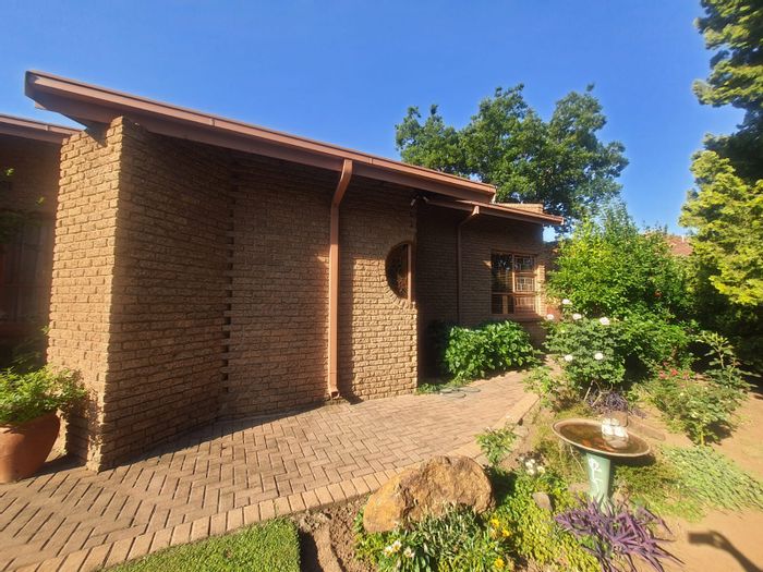 Vanderbijlpark Se 3 House For Sale: 4 Bedrooms, Indoor Patio, Large Yard, Double Garages.