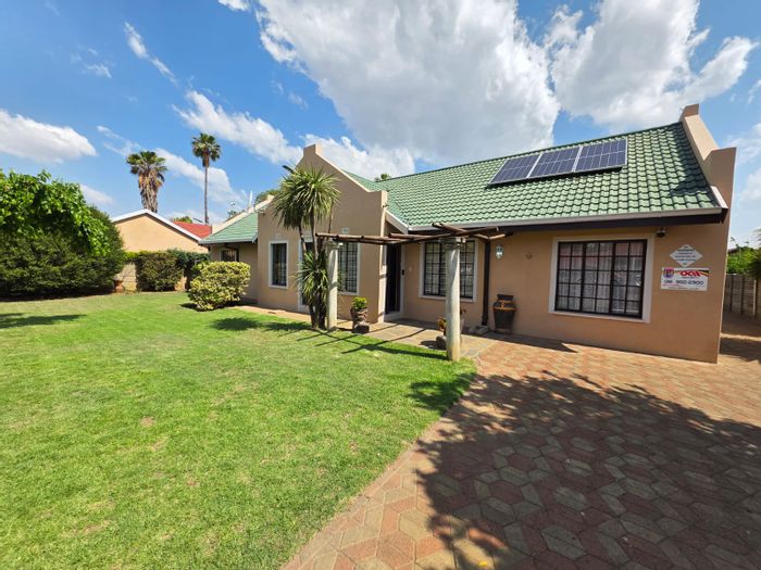 Waldrift House For Sale: 4 beds, pool, lapa, study, 5kVA solar system.