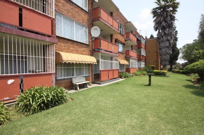 Vanderbijlpark CW 3 Flat For Sale: 2 Bedrooms, secure complex, close to amenities.