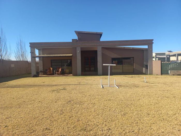 Bergsig Townhouse To Rent: 3 Bedrooms, spacious yard, double garage, gated complex.