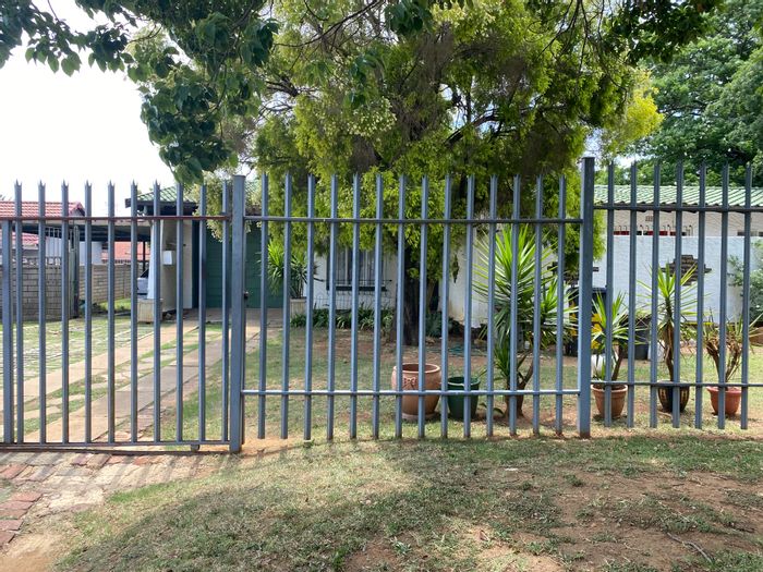 Boksburg South House For Sale: 3 Bedrooms, study, garage, carport, renovation potential.