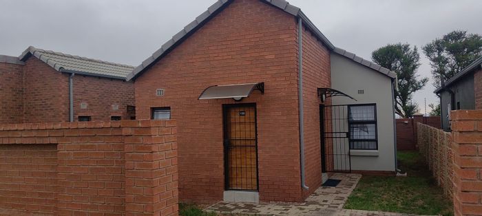 For Sale: South Hills House with 3 Bedrooms, 2 Bathrooms, and Covered Parking.