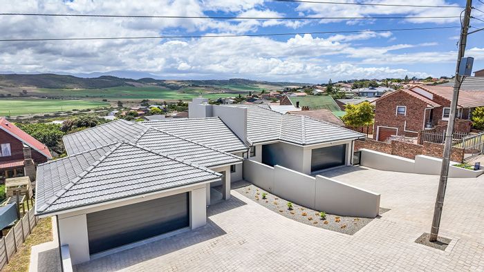 For Sale: House in Fraaiuitsig with double garage, open-plan living, no transfer duties.