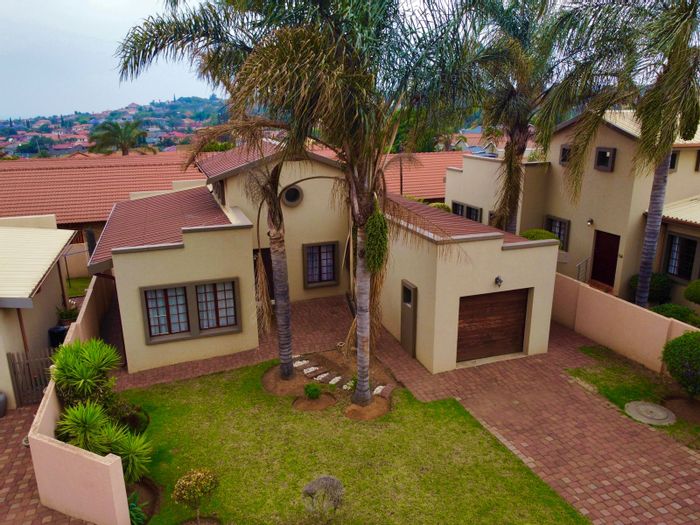 Reyno Ridge House For Sale: 2 beds, secure complex, scullery, outdoor entertaining.