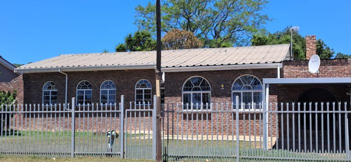 For Sale: House in Manor Heights with pool, indoor braai, and ample parking.