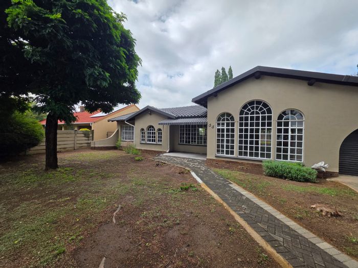 Vaalpark House For Sale: 3 Bedrooms, 2 Bathrooms, Spacious Living Areas, Single Garage.