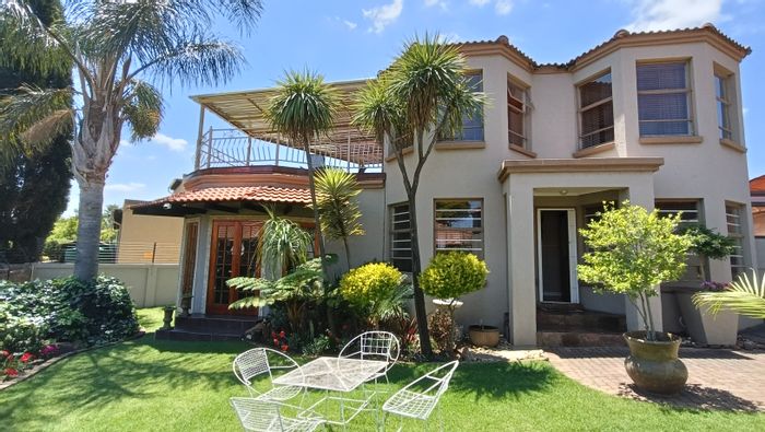 For Sale: House in Del Judor Ext 4 with 3 beds, flat, and open living areas.