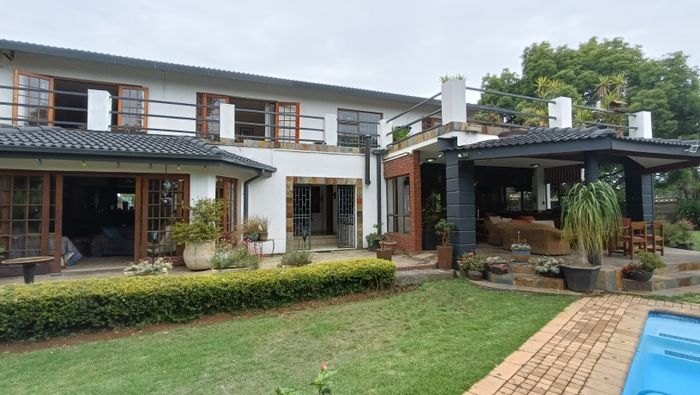 For Sale: Seekoeiwater AH Small Holding with 11 bedrooms, 8.5 bathrooms, and backup water.