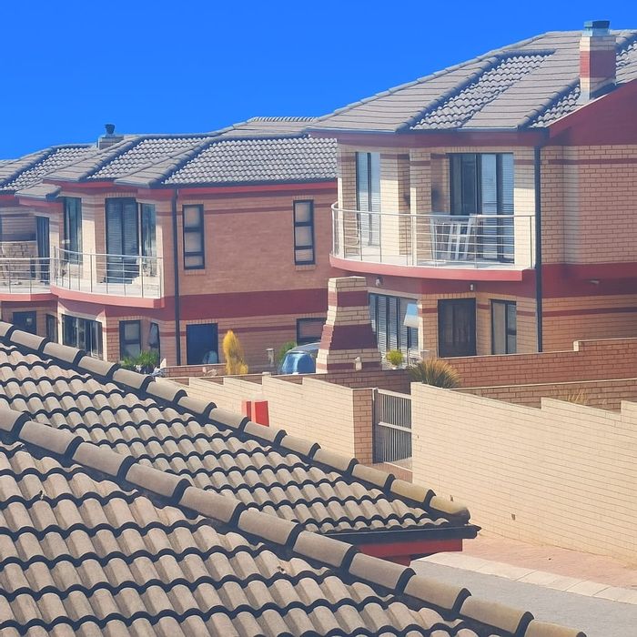 Wavecrest House For Sale: Sea views, security estate, solar power, and spacious living.