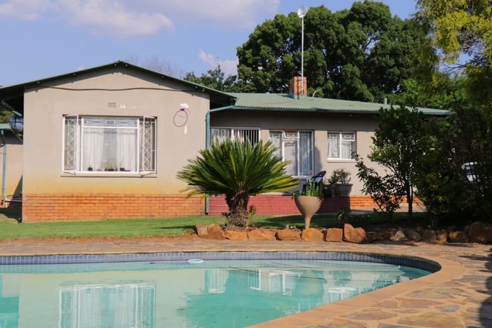 Heidelberg Ext 5 House For Sale: Spacious layout, pool, office, solar panels.