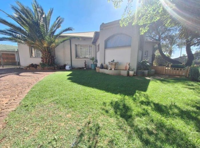 3-Bedroom House with Flatlet and Lapa in Brakpan Central, For Sale.