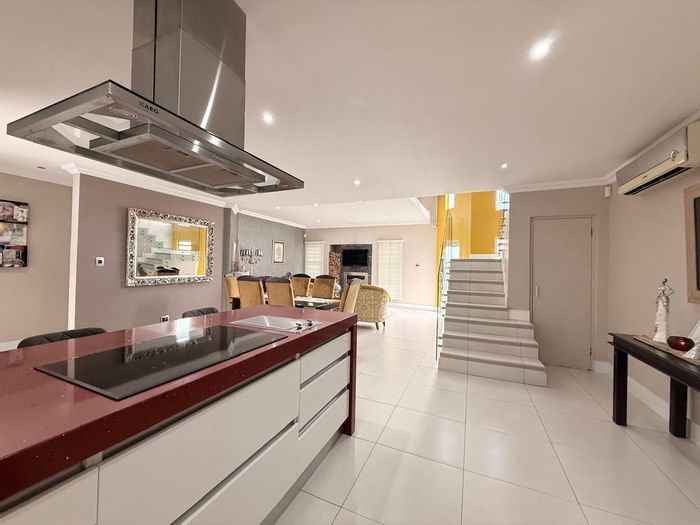 For Sale: Aviary Hill Townhouse with Pool, Jacuzzi, and 4 Bedrooms.