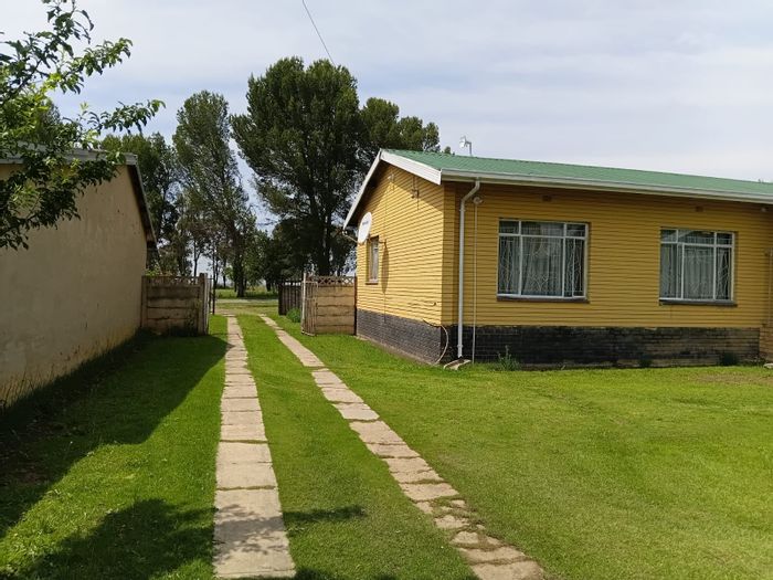 House for Sale in Senekal Central: 4 bedrooms, garden, garage, and security features.