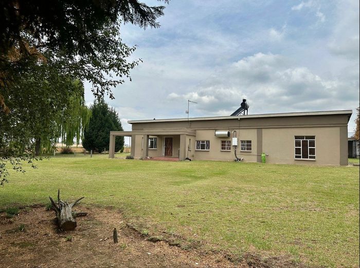 For Sale: Kromkloof North SH Farm with 4.3 hectares, flatlet, and ample storage.