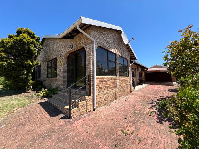 Wavecrest House For Sale: Sea views, 4 bedrooms, flatlet potential, pet-friendly.