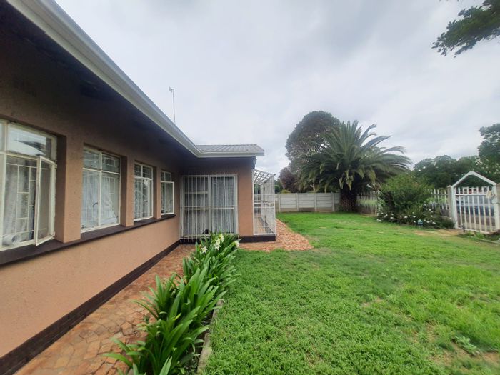 For Sale: House in Vanderbijlpark Sw 1 with 3 bedrooms, garage, and yard space.
