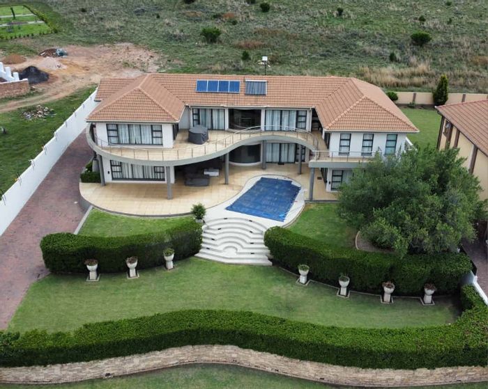 For Sale: House in Bankenveld Golf Estate with pool, 4 bedrooms, and 3 garages.
